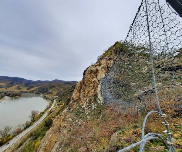 Photo of the technical rockfall protection nets in Schönbühel-Aggsbach